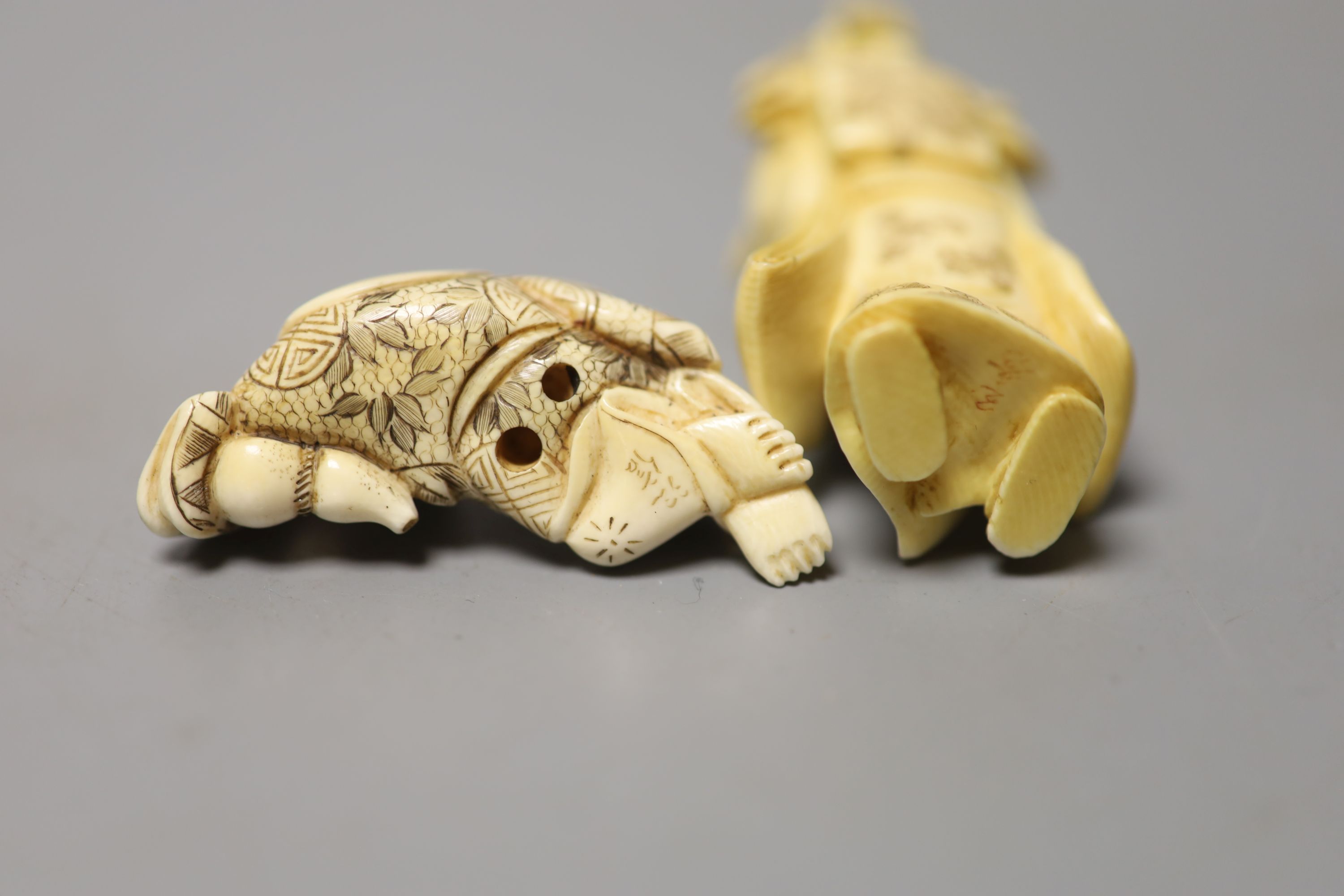 A Japanese ivory figure of a bijin and an ivory netsuke of Hotei, early 20th century, okimono 8cm high